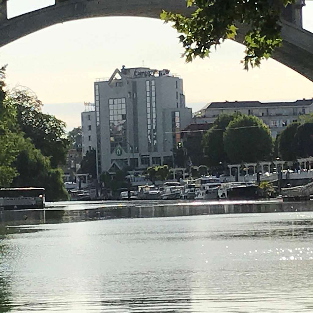 ホテル カンパニール ノジャン シュル マルヌ Nogent-sur-Seine エクステリア 写真