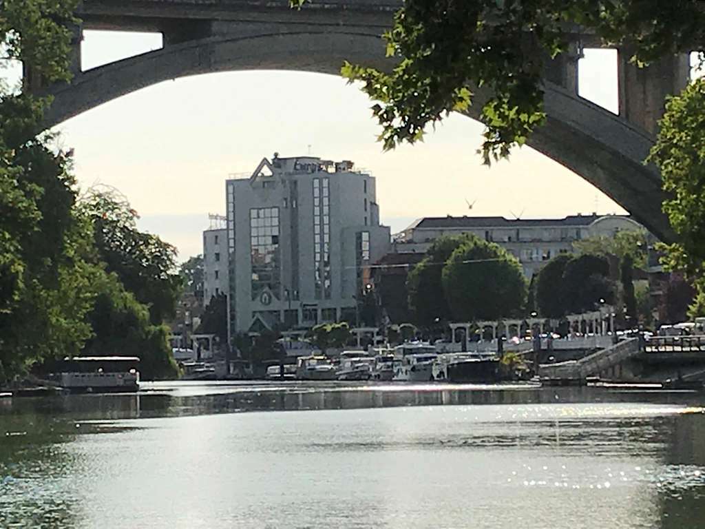 ホテル カンパニール ノジャン シュル マルヌ Nogent-sur-Seine エクステリア 写真